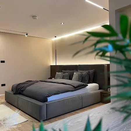 7- A Chic Urban Hideaway, 10min Walk To Center *