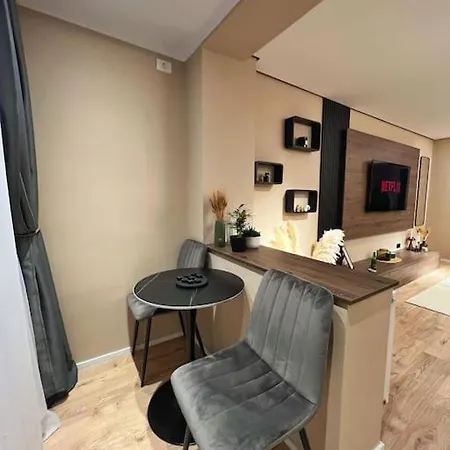 7- A Chic Urban Hideaway, 10min Walk To Center Timisoara