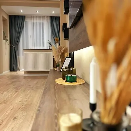 Apartment 7- A Chic Urban Hideaway, 10min Walk To Center
