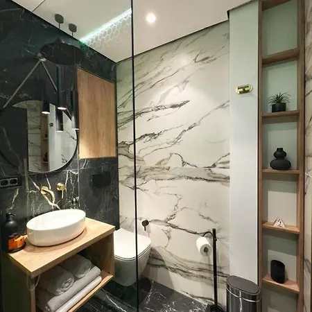 Apartment 7- A Chic Urban Hideaway, 10min Walk To Center