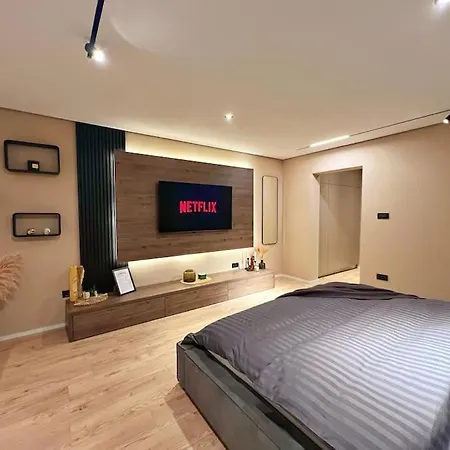 7- A Chic Urban Hideaway, 10min Walk To Center *