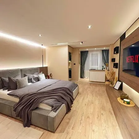 7- A Chic Urban Hideaway, 10min Walk To Center 아파트