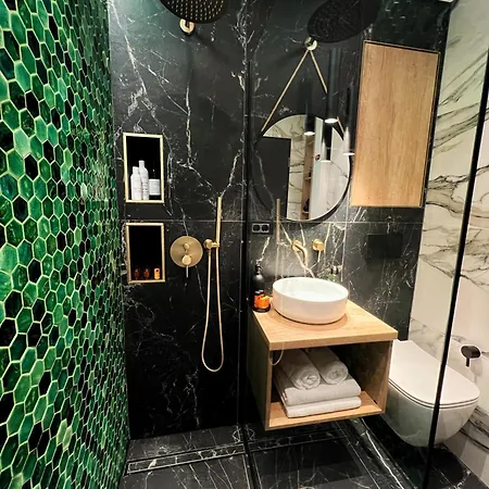 7- A Chic Urban Hideaway, 10min Walk To Center